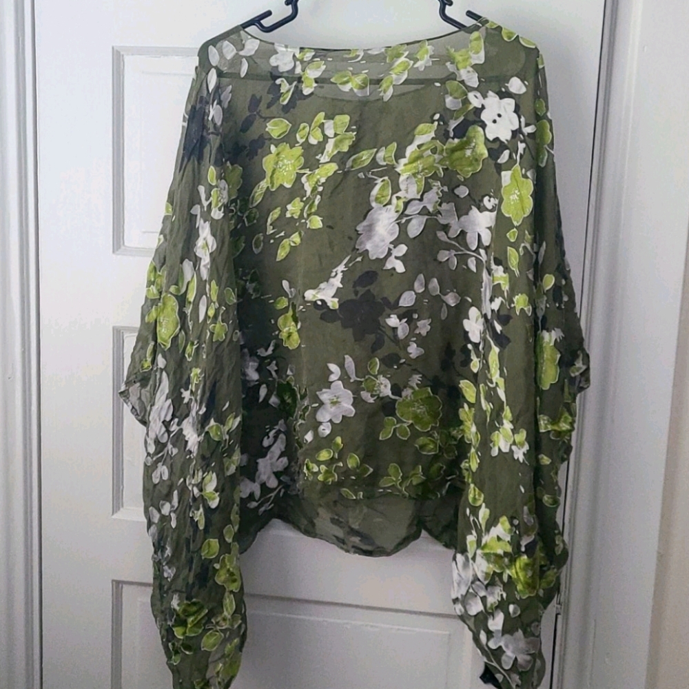 🏷3/$15🏷 Green Floral Sheer Top